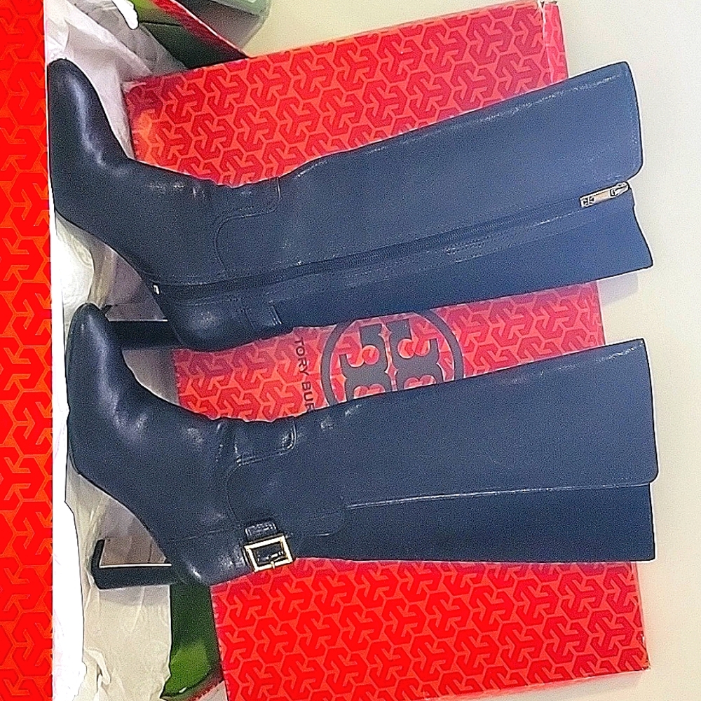 TORY BURCH BLAIRE MID HEEL LEATHER BOOT. Size 8.